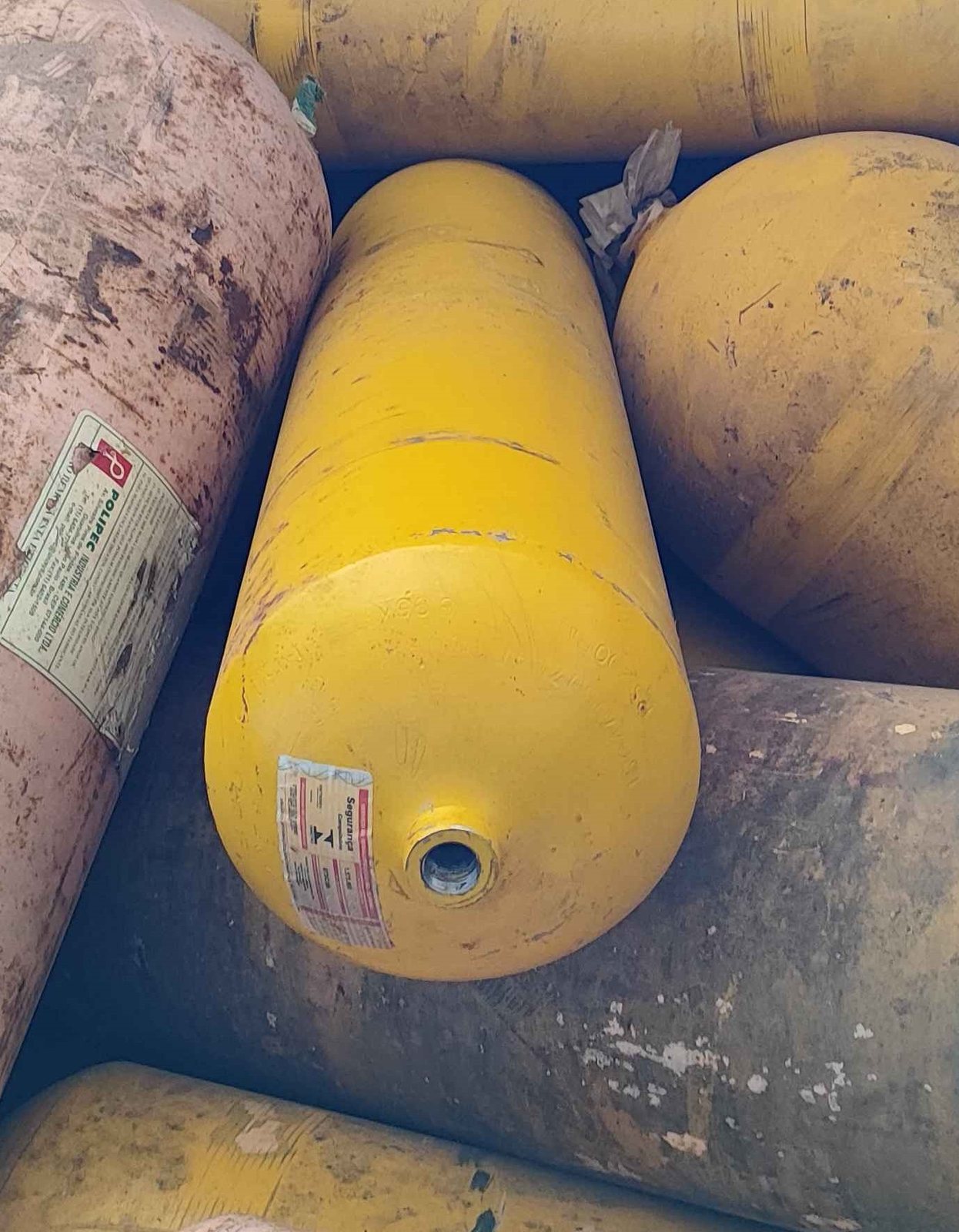 Cilindros de GNV separados para descontaminação e destinação correta