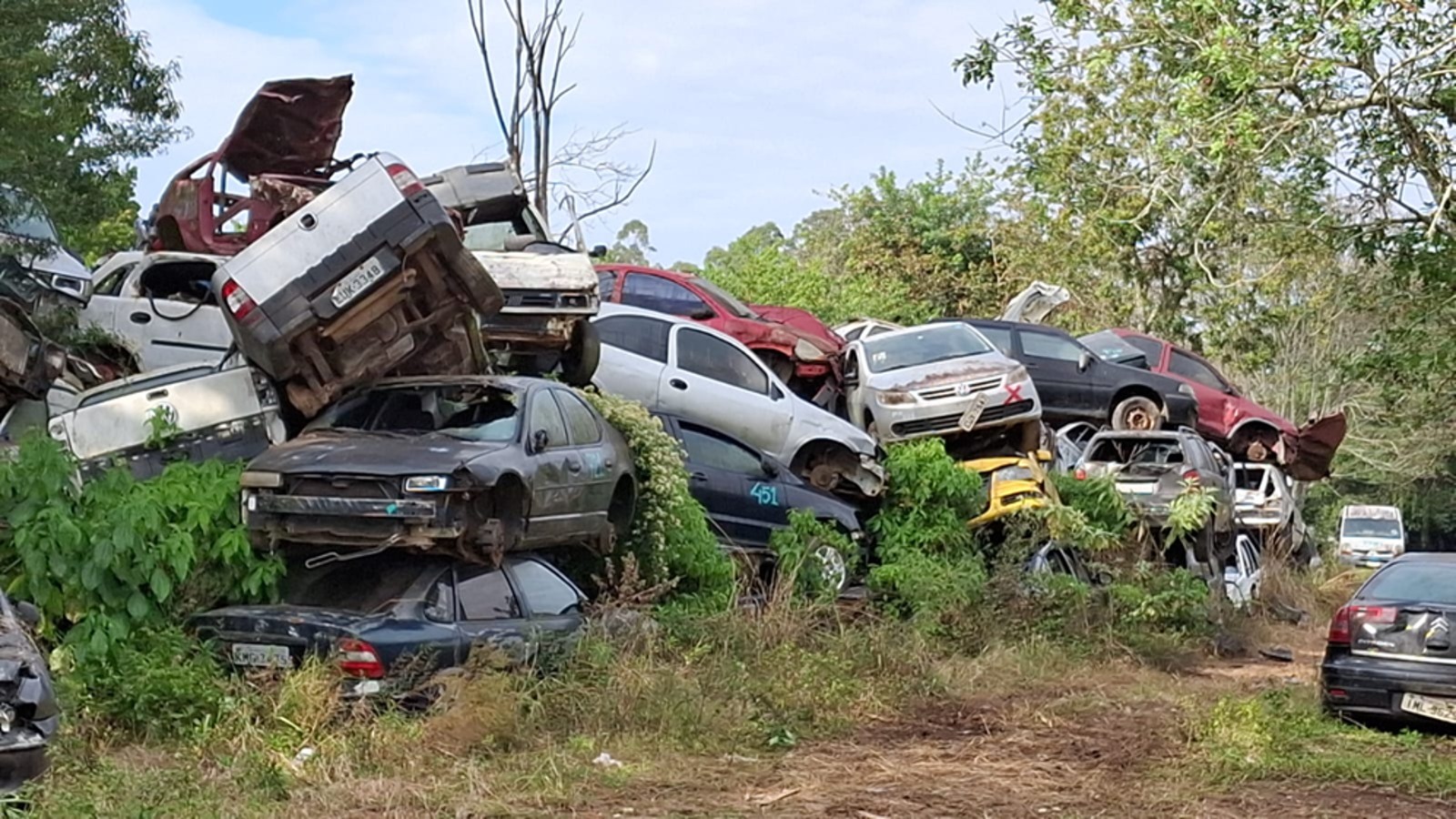 Pátio CRD com veículos inservíveis aguardando destinação